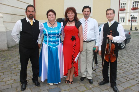 Nótaénekesek társaságában